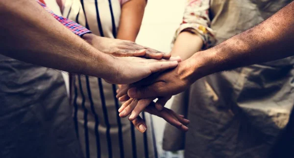 Mani di squadra insieme — Foto Stock