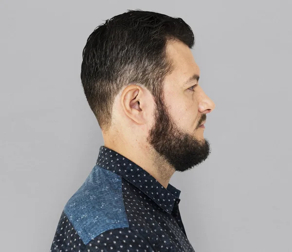 Бородатий чоловік у повсякденній сорочці — стокове фото