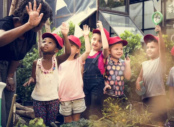 Gruppe von Kindern lernt Gartenarbeit — Stockfoto