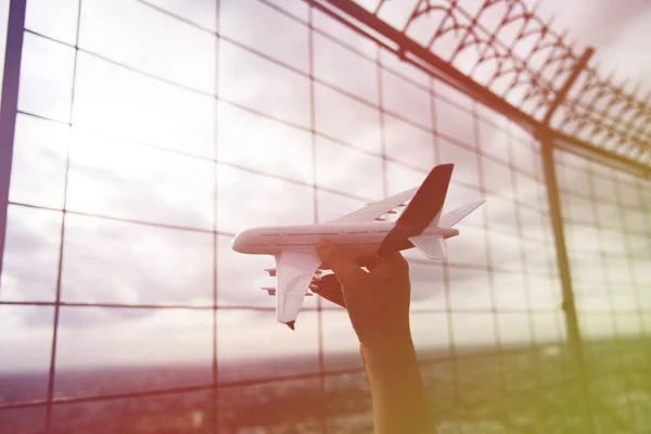 Mano tenendo giocattolo aeroplano — Foto Stock