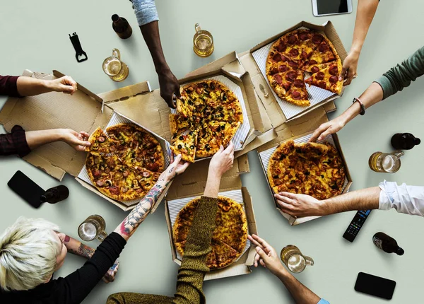 Les personnes appréciant la pizza italienne — Photo