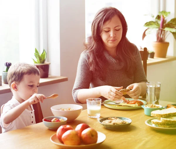 Kleiner Junge mit einer Schale Müsli — Stockfoto