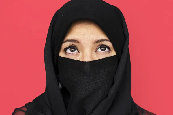 Ritratto di donna musulmana in hijab — Foto Stock