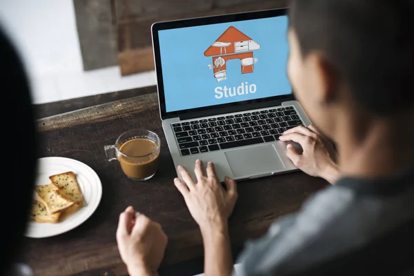 Pessoas usando laptop à mesa — Fotografia de Stock