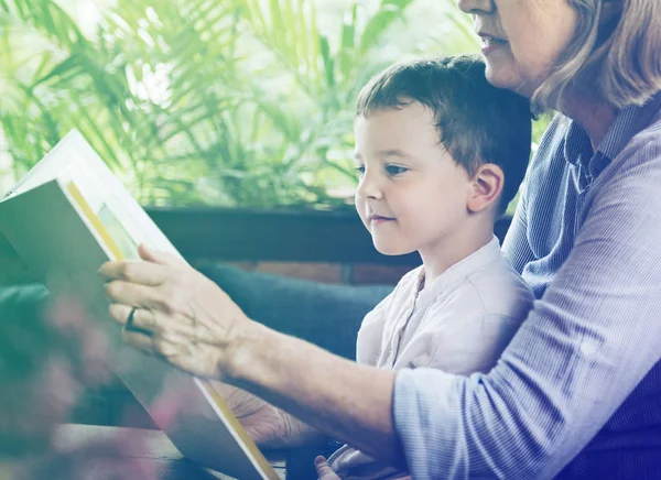 Livre de lecture grand-mère et petit-fils — Photo