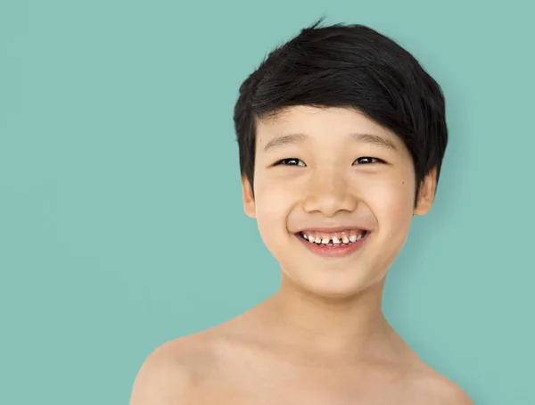 裸の胸が笑顔のアジアの少年 — ストック写真