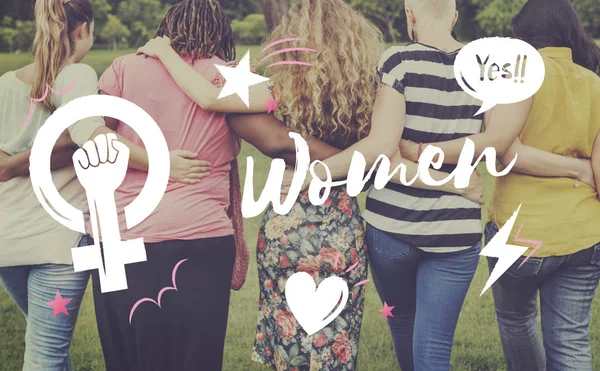 Fünf Frauen umarmen sich vor Park — Stockfoto