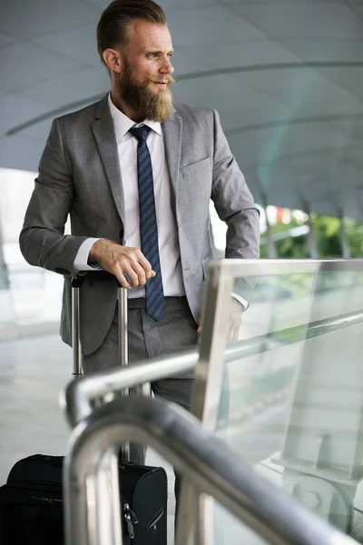 Homem com bagagem de negócios — Fotografia de Stock