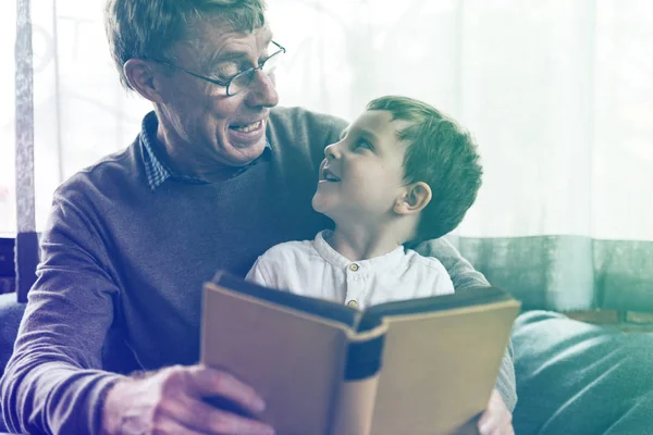 Abuelo y nieto leyendo libro — Foto de Stock