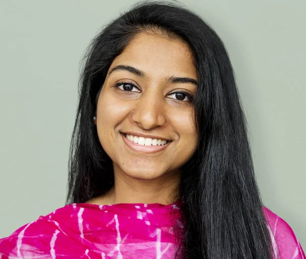 Sonriente joven adulto indio mujer — Foto de Stock