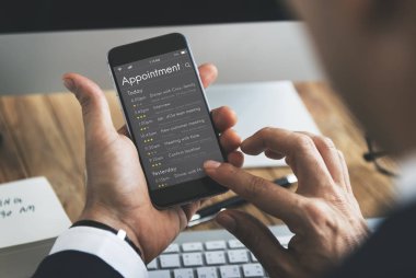 Akıllı telefon kullanan iş adamı