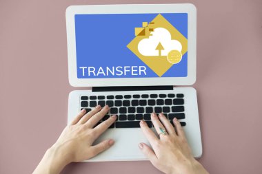 Eller dizüstü bilgisayarda çalışıyor