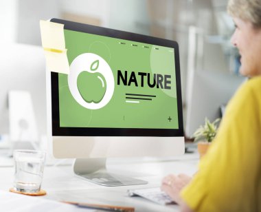 sarışın kadın monitör ekranına bakarak