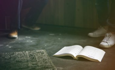 Müzik şarkı kitabı beton zemin