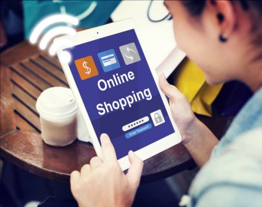 Tablet arayan kadın