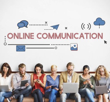 Dijital aygıtlar kullanan insanlar