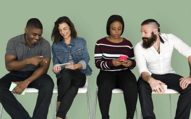 İnsanlar dijital cihazlar