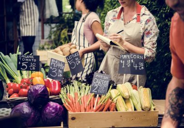 İnsanlar, sebze ile organik bakkal dükkanında alışveriş orijinal photoset