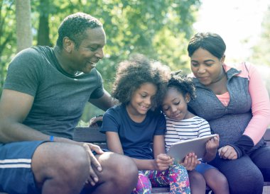 Dijital tablet kullanan aile