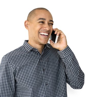 smartphone üzerinde konuşan adam