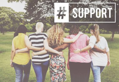 Beş kadın Parkı önünde kucaklayan