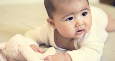 küçük bebek evde istirahat