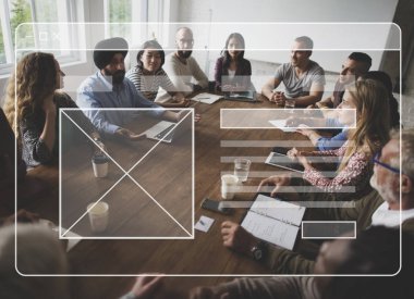 iş toplantısı masada oturan insanlar