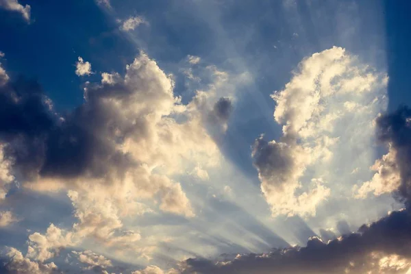 Luz solar com céu azul nublado — Fotografia de Stock