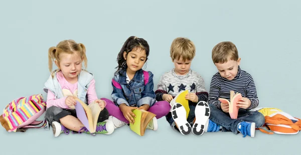 Crianças pequenas com livros — Fotografia de Stock