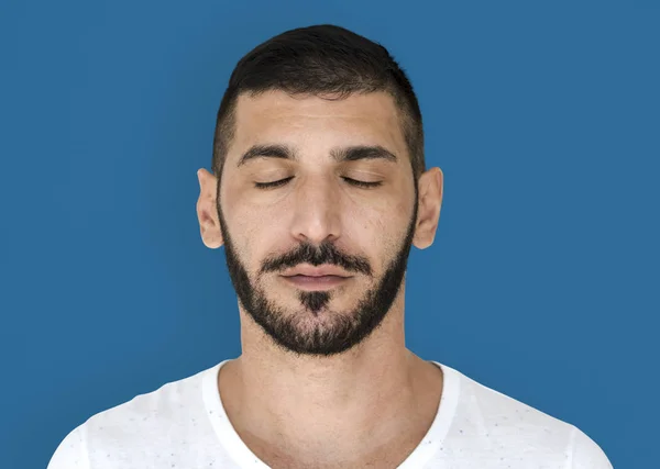 Hombre de oriente medio con los ojos cerrados —  Fotos de Stock