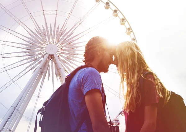 Пара поцелуев в парке развлечений — стоковое фото