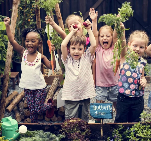 Barn lärande Trädgårdsskötsel — Stockfoto