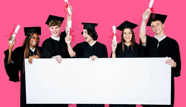 Estudantes mostrando em branco — Fotografia de Stock