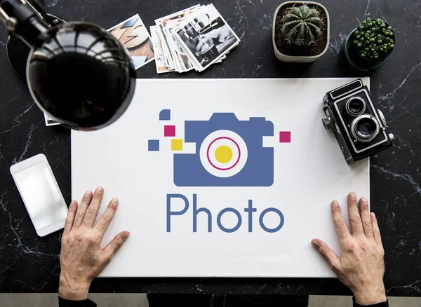 Mesa com câmera vintage e banner — Fotografia de Stock