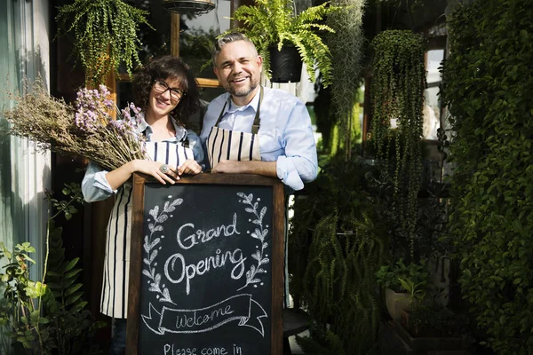 Hombre y mujer con gran signo de apertura — Foto de Stock