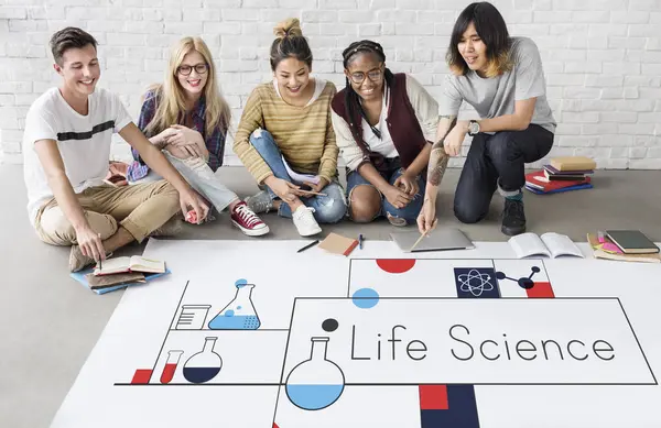 Estudiantes trabajando juntos en el proyecto — Foto de Stock