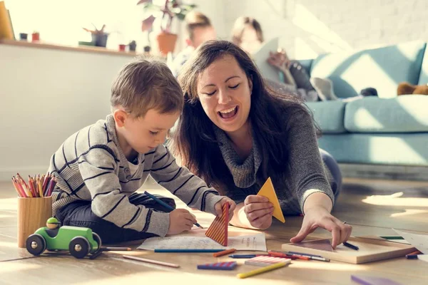 Mãe ensinando filho a desenhar — Fotografia de Stock