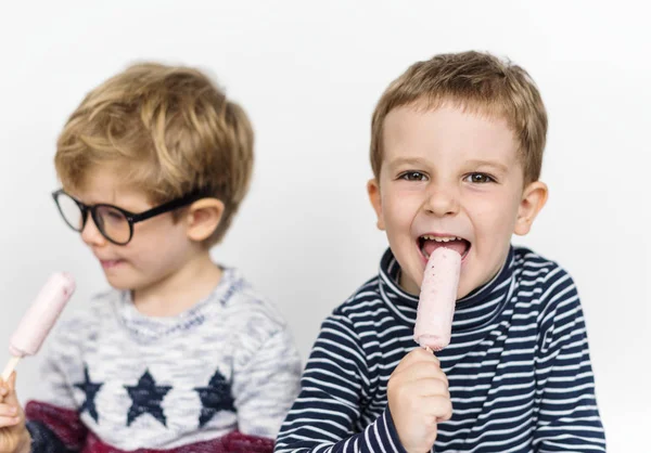 Niños comiendo helado —  Fotos de Stock