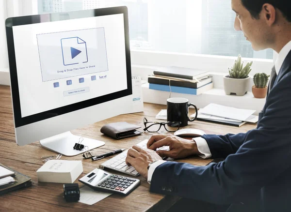 Geschäftsmann arbeitet mit Computer — Stockfoto