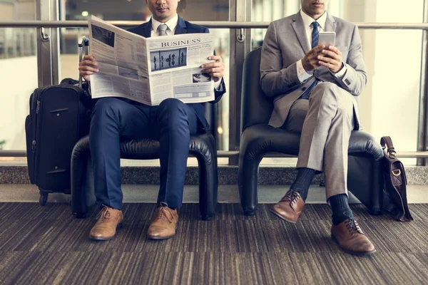 Άνδρες των επιχειρήσεων διαβάζοντας εφημερίδα — Φωτογραφία Αρχείου