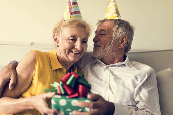 Coppia in cappelli partito in possesso di regalo — Foto Stock