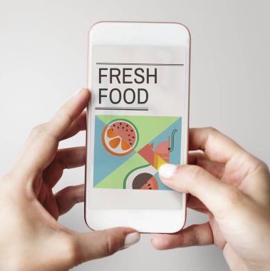 Akıllı telefon kullanan kadın