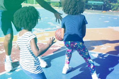 Basketbol oynarken aile