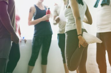 insanlar Yoga tatilinde konuşmak