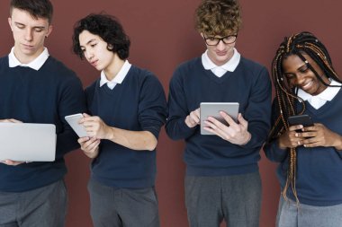 Dijital cihazlar kullanan öğrenciler