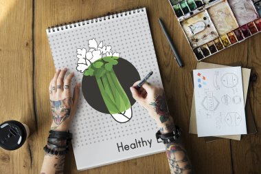 Dövmeli kişi Not Defteri'nde çizim