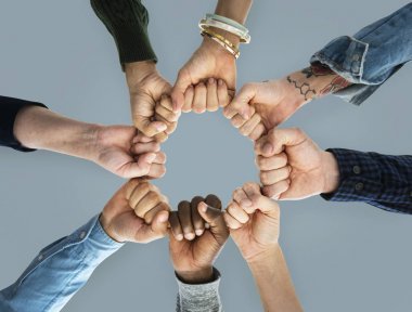bir grup insan yumruk çemberde tutuyor