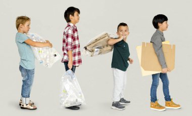 Çocuklar çöp geri dönüşüm