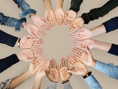 bir grup insan çemberde elele