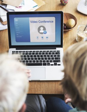 Üst düzey çift dijital dizüstü bilgisayar kullanarak